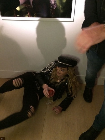 Зіркові вихідні: зухвала Мадонна напідпитку шокувала гостей лондонської фотовиставки (ФОТО, ВІДЕО) - фото 1