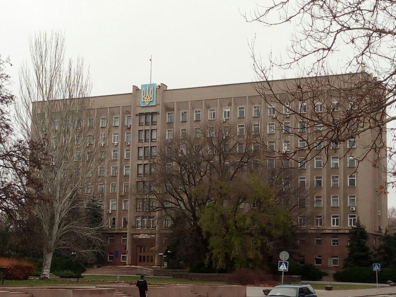 Тризуб на будівлі Миколаївської ОДА став синьо-жовтим