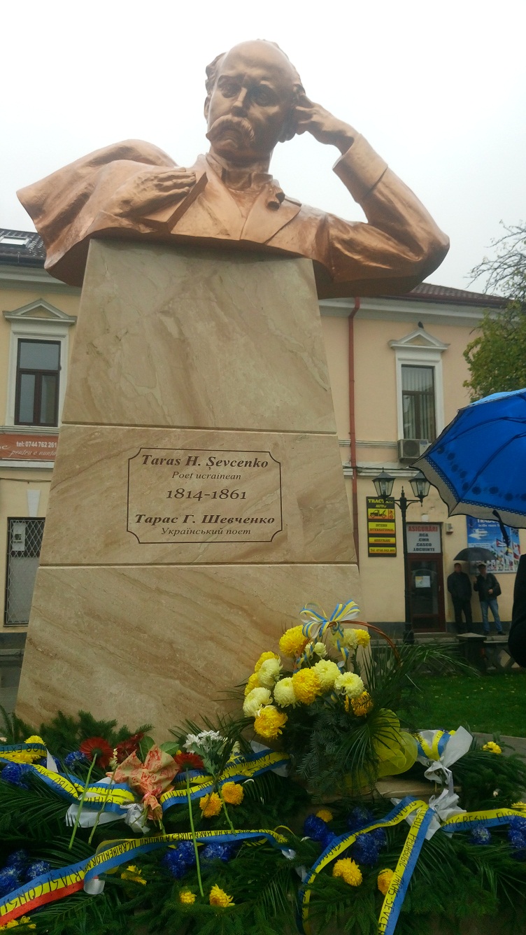 У Румунії біля єдиного україномовного навчального закладу відкрили пам'ятник Шевченку - фото 1