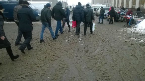 Київ "поплив": Неприбраний сніг на вулицях перетворюється на рідку "кашу" - фото 1