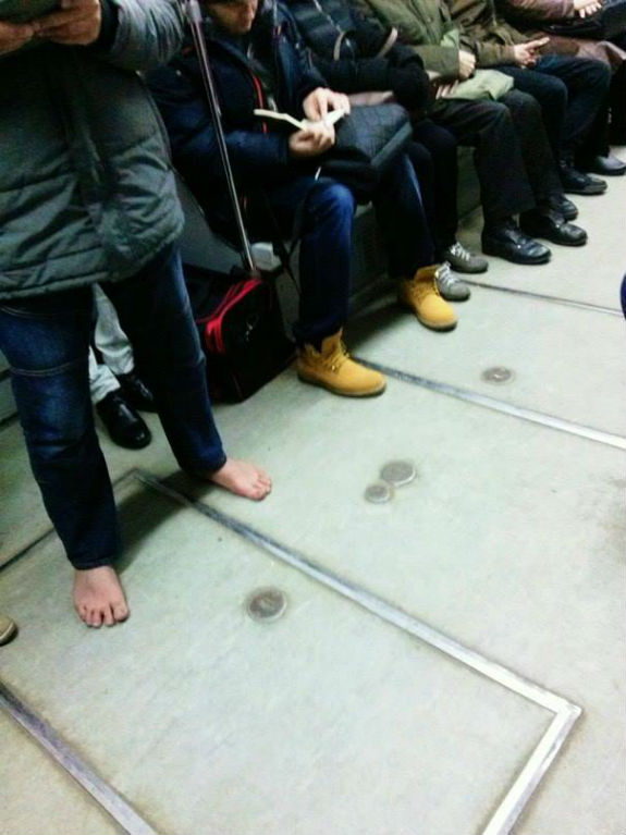 У столичному метро чоловік їздить без взуття навіть коли на вулиці мінус 11 С - фото 1
