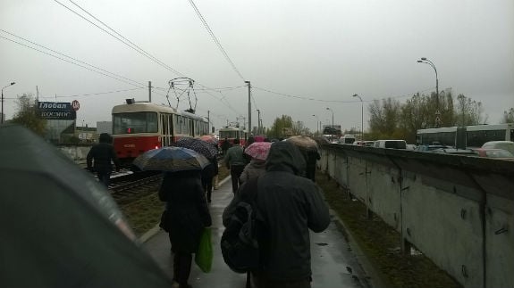 На столичній Троєщині заблоковано рух швидкісного трамваю  - фото 1