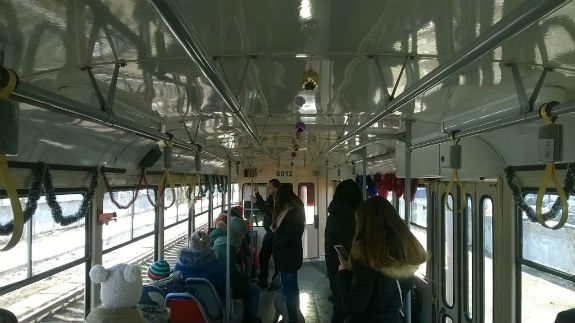 Як столичні трамваї прикрасили новорічними іграшками - фото 2
