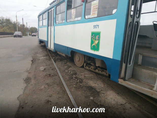 У Харкові трамвай ледь не вилетів на проїжджу частину вулиці - фото 2