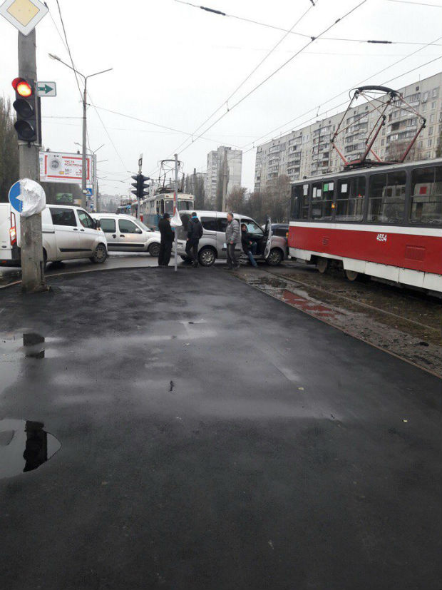 На Салтівці через ДТП заблокований рух трамваїв (ФОТО) - фото 2