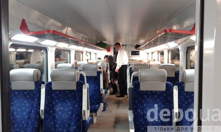 Двоповерховий потяг "Шкода", в якому зарізали пасажира, досі стоїть у Вінниці - фото 4