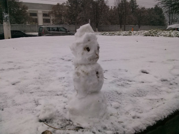 У Харкові з'явилися перші сніговики (ФОТО) - фото 1