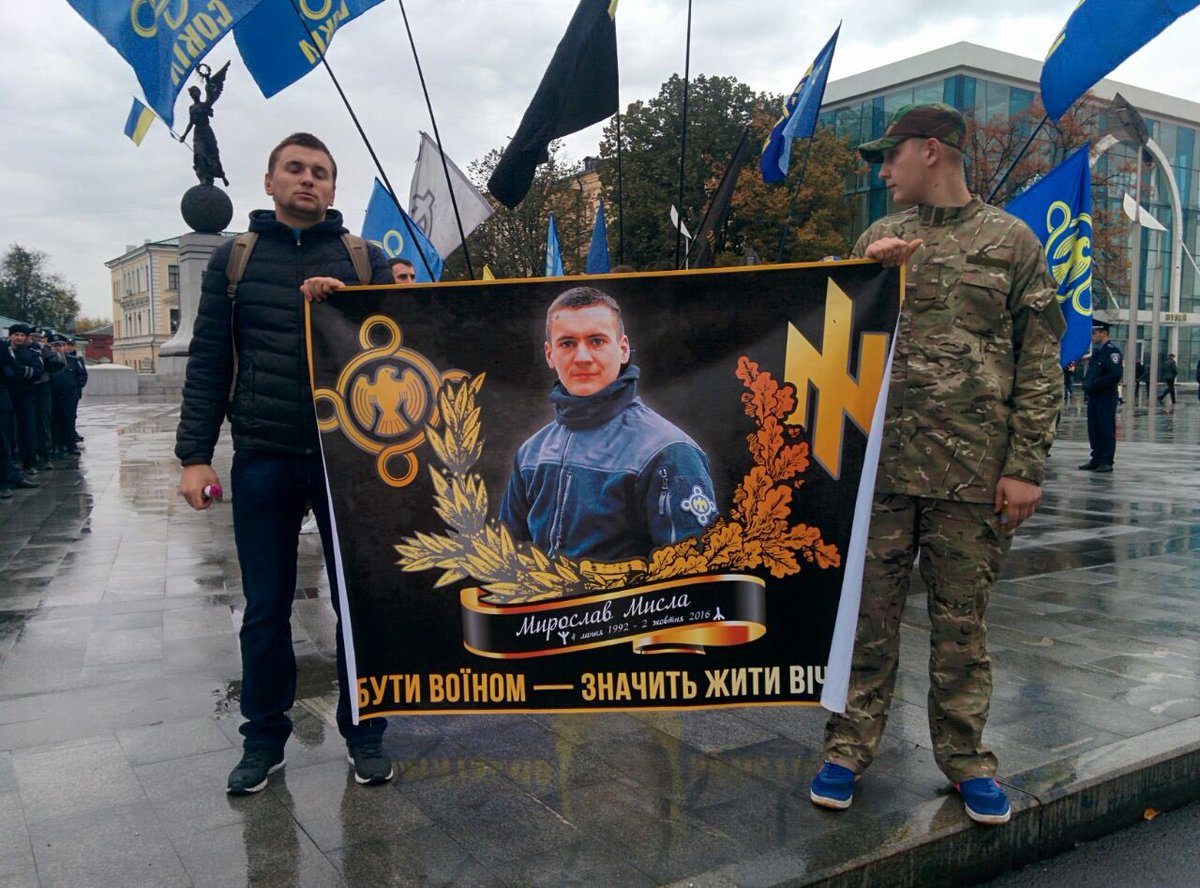 У Харкові влаштували марш пам'яті на честь загиблого на Донбасі офіцера (ФОТО, ВІДЕО) - фото 2