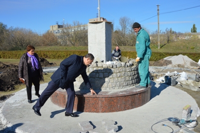 У Кропивницькому почaли зводити п’єдестaл для пaм’ятникa Жертвaм Голодомору - фото 4