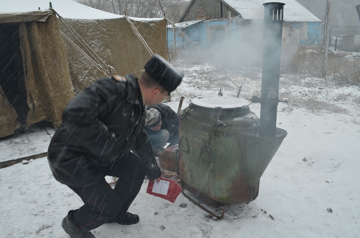 Через різке погіршення погоди у Запоріжжя розгорнули вуличний пункт обігріву для безхатьків - фото 4