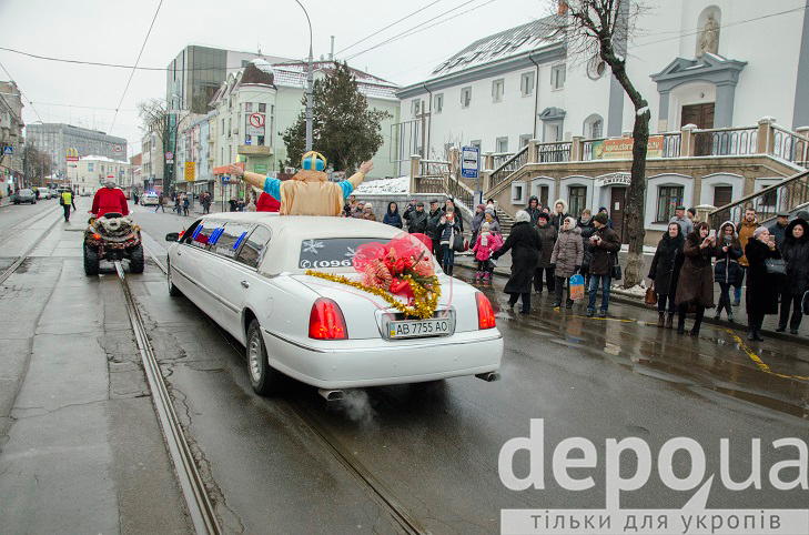 У Вінниці новорічним парадом дали старт новорічним святам  - фото 3