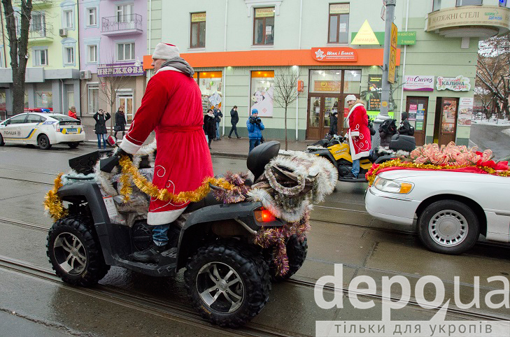 У Вінниці новорічним парадом дали старт новорічним святам  - фото 5