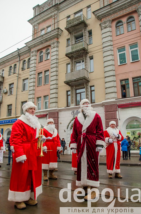 У Вінниці новорічним парадом дали старт новорічним святам  - фото 13