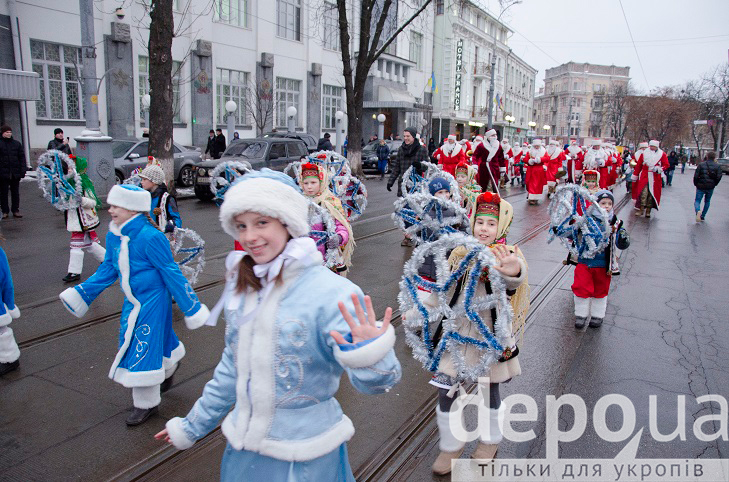У Вінниці новорічним парадом дали старт новорічним святам  - фото 19