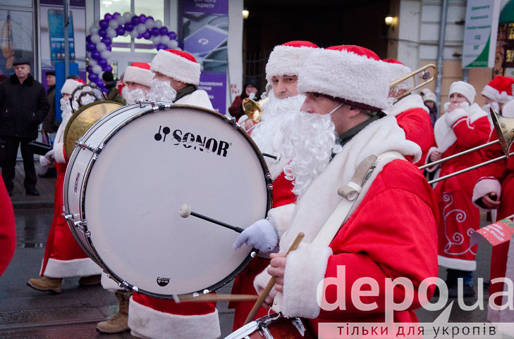 У Вінниці новорічним парадом дали старт новорічним святам  - фото 20