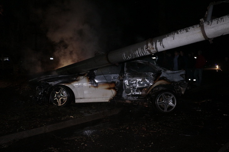 У Дніпрі автівка, тікаючи від поліції, знесла стовп та згоріла вщент - фото 2
