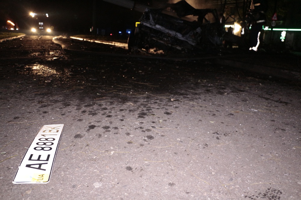 У Дніпрі автівка, тікаючи від поліції, знесла стовп та згоріла вщент - фото 1