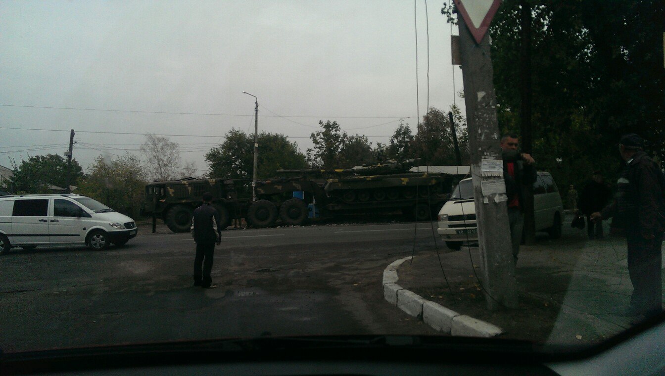 На Миколаївщині тягач з танком влетів в зупинку та електроопору - фото 1