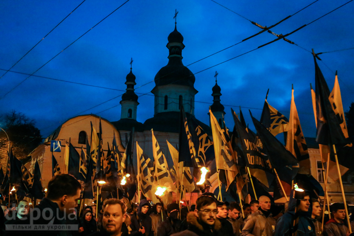 Як "Азов" із фаєрами і петардами пройшов "Маршем нації" - фото 1