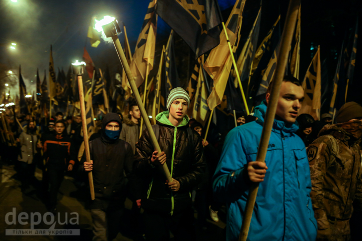 Як "Азов" із фаєрами і петардами пройшов "Маршем нації" - фото 3