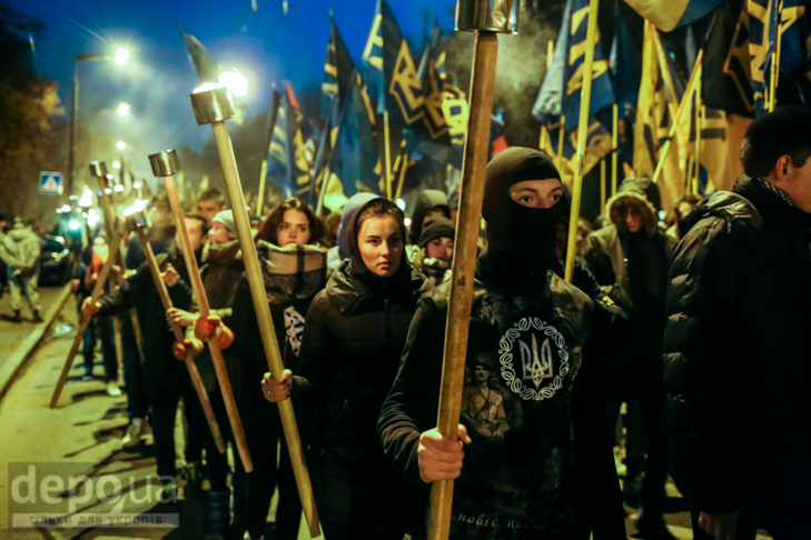 Як "Азов" із фаєрами і петардами пройшов "Маршем нації" - фото 4
