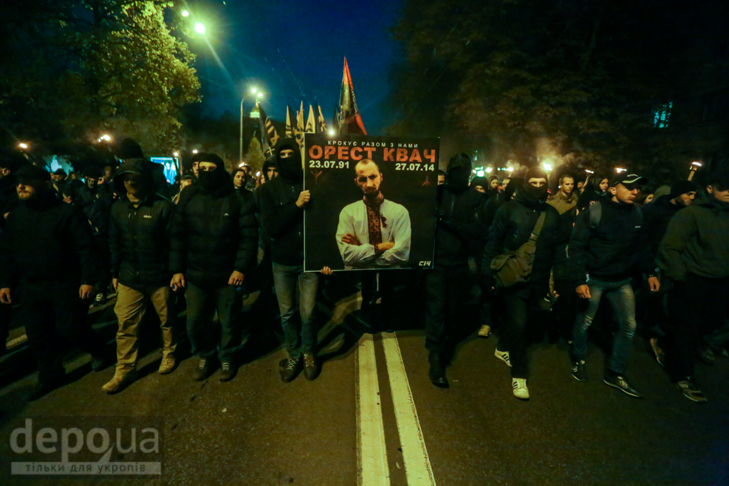 Як "Азов" із фаєрами і петардами пройшов "Маршем нації" - фото 5