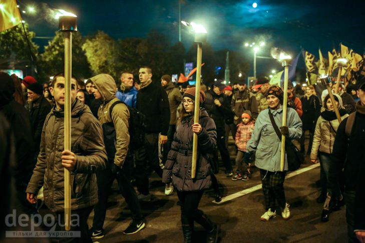 Як "Азов" із фаєрами і петардами пройшов "Маршем нації" - фото 6