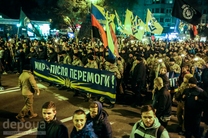 Як "Азов" із фаєрами і петардами пройшов "Маршем нації" - фото 7