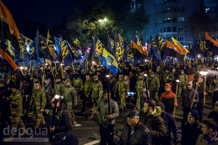 Як "Азов" із фаєрами і петардами пройшов "Маршем нації" - фото 8