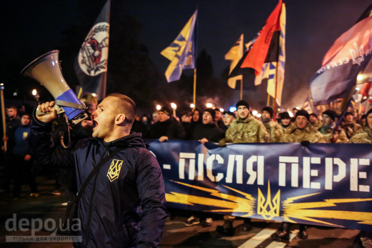 Як "Азов" із фаєрами і петардами пройшов "Маршем нації" - фото 9