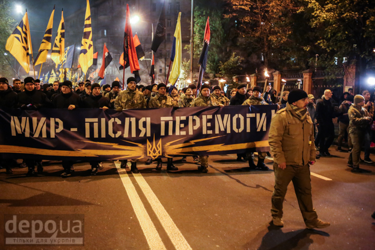 Як "Азов" із фаєрами і петардами пройшов "Маршем нації" - фото 10
