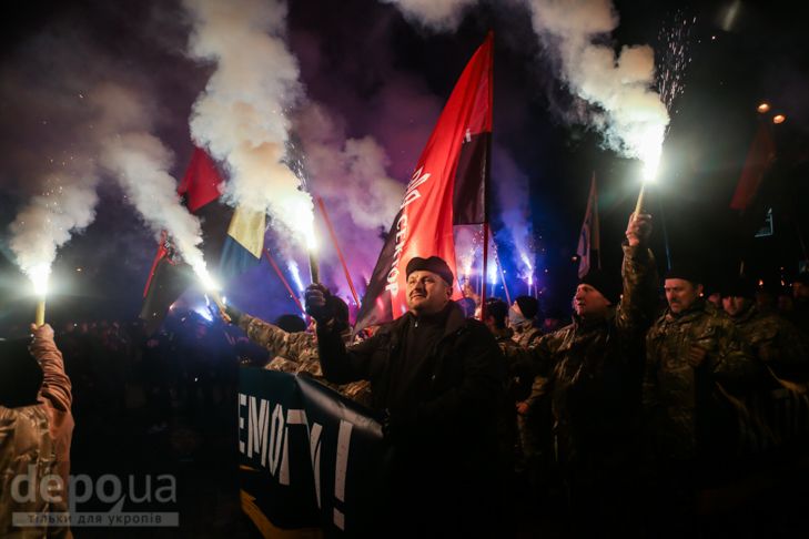 Як "Азов" із фаєрами і петардами пройшов "Маршем нації" - фото 16
