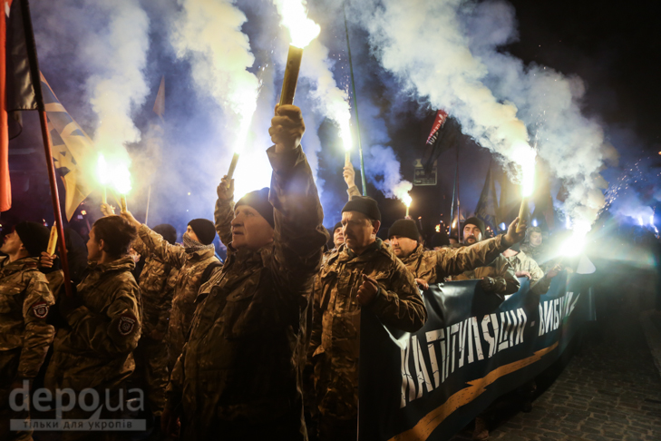 Як "Азов" із фаєрами і петардами пройшов "Маршем нації" - фото 17