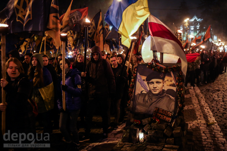 Як "Азов" із фаєрами і петардами пройшов "Маршем нації" - фото 18
