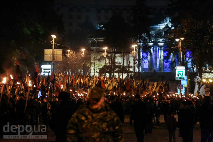 Як "Азов" із фаєрами і петардами пройшов "Маршем нації" - фото 19