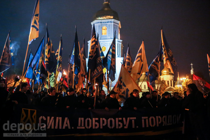Як "Азов" із фаєрами і петардами пройшов "Маршем нації" - фото 25
