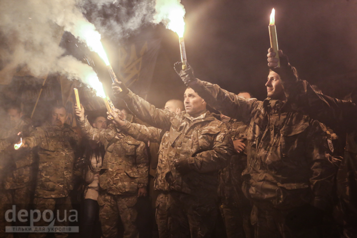 Як "Азов" із фаєрами і петардами пройшов "Маршем нації" - фото 29