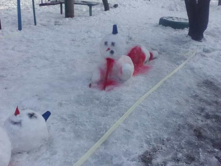 У Дніпрі активно обговорюють закривавлених сніговиків - фото 2