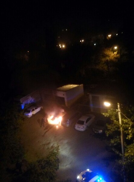 У Харкові у дворі багатоповерхівки спалахнула машина - фото 2