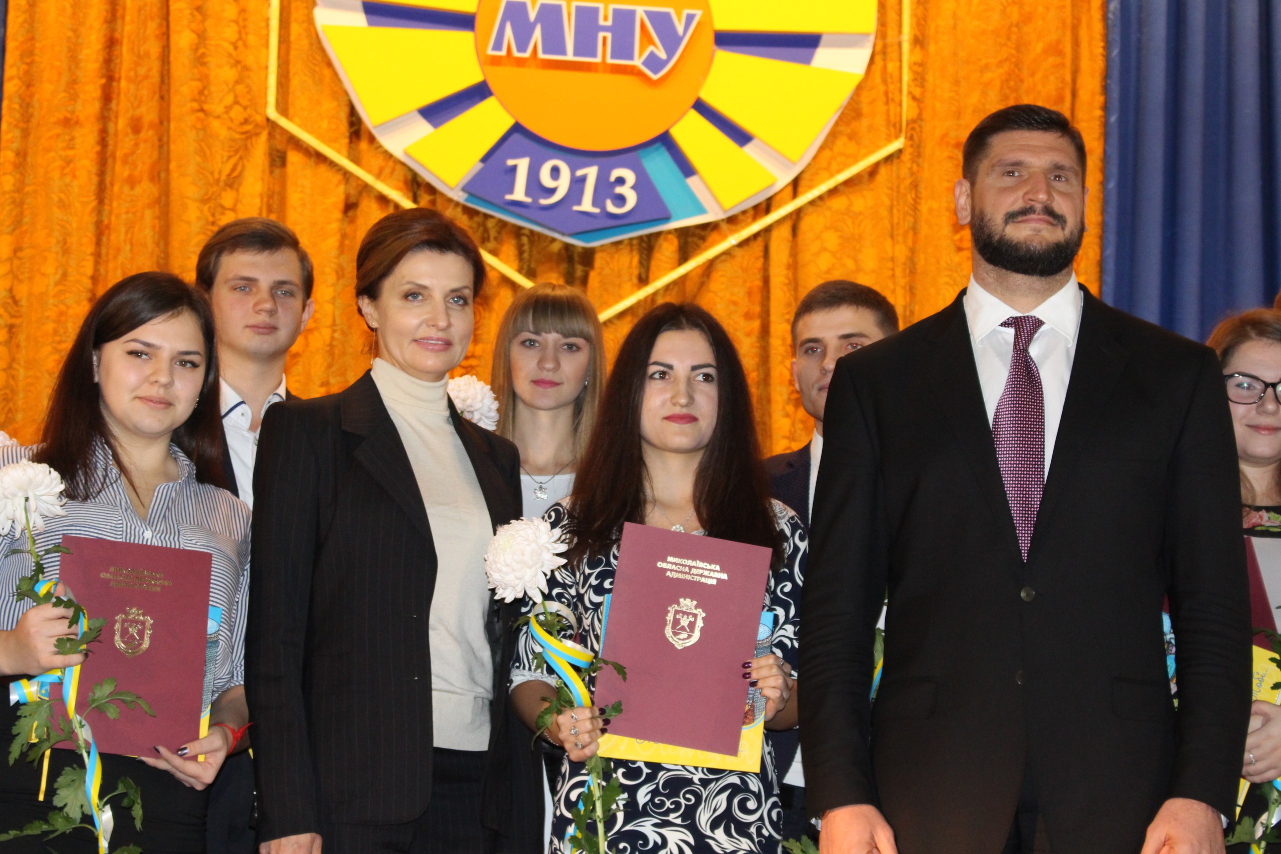 Марина Порошенко разом з миколаївськими студентами заповнила сторінки "Книги миру"