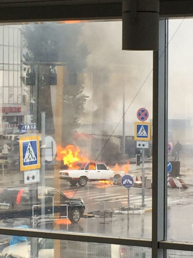 На Салтівці просто біля станції метро спалахнули "Жигулі" - фото 1
