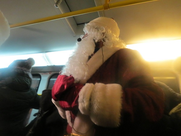 У Дніпрі Дід Мороз та Снігуронька вже поздоровляють з Новим роком у трамваях - фото 1