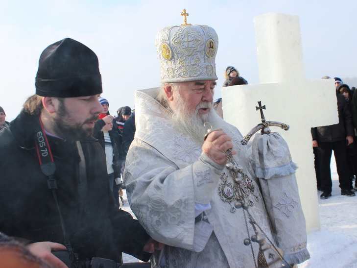 У Дніпрі одну ополонку святили церковники київського і московського патріархатів - фото 3