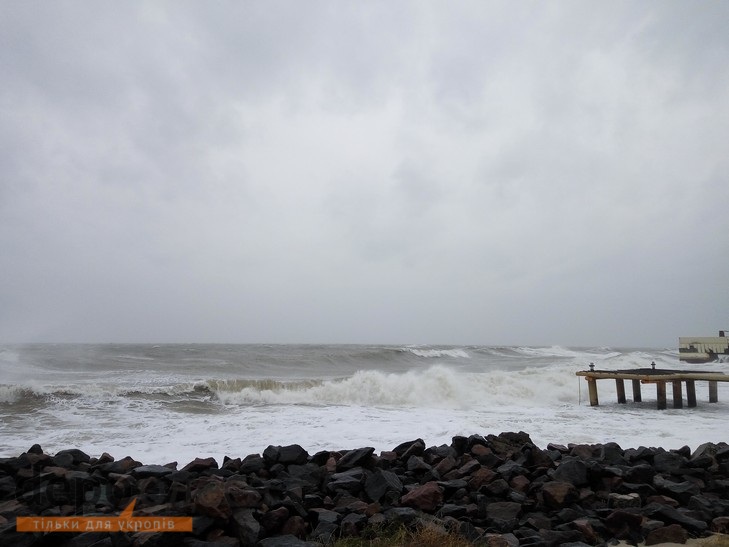Через шквальний вітер і дощ в Одесі на морі почався сильний шторм (ФОТО, ВІДЕО) - фото 2