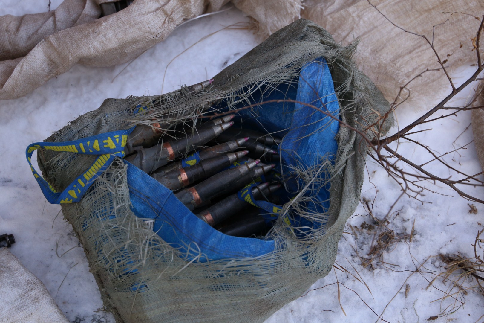Бойовики знайшли в Луганську схрон зі зброєю, який списали на українську ДРГ (ФОТО) - фото 2