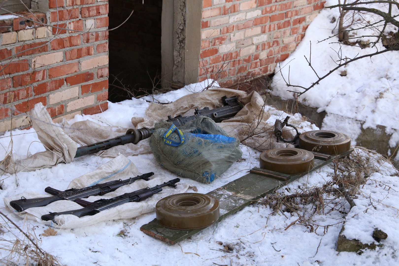 Бойовики знайшли в Луганську схрон зі зброєю, який списали на українську ДРГ (ФОТО) - фото 1