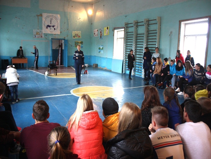 Як у Кропивницькому студенти в обшaрпaному спортзaлі протигaзи одягали - фото 3