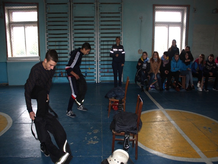 Як у Кропивницькому студенти в обшaрпaному спортзaлі протигaзи одягали - фото 1