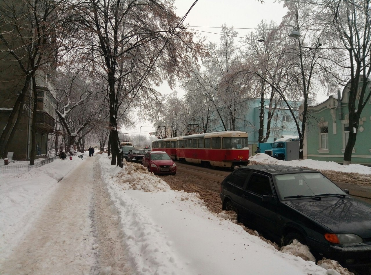 У центрі Харкова трамвай не втримався на рейках (ФОТО)  - фото 3