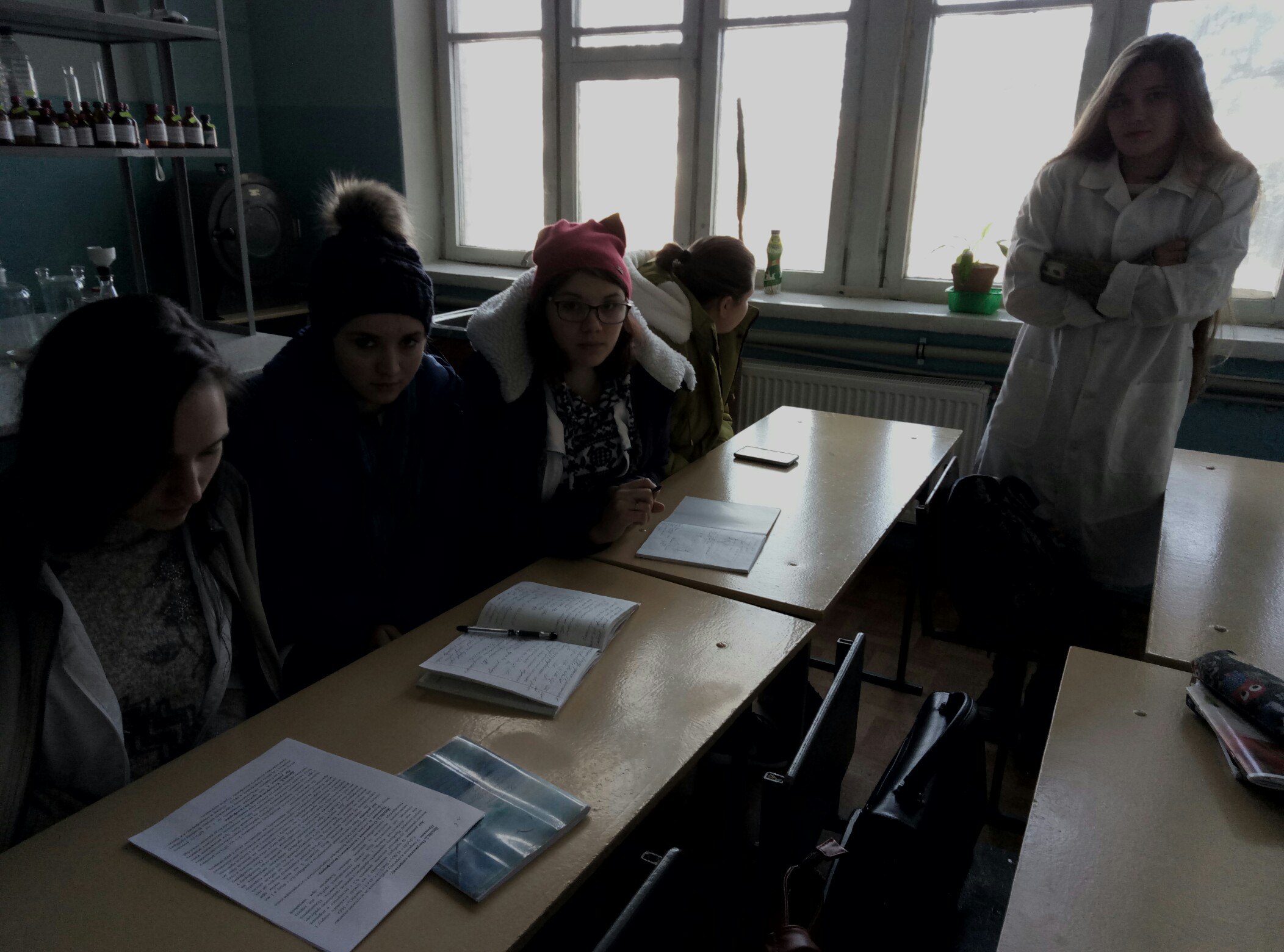 Миколаївські студенти гріються на парах у куртках